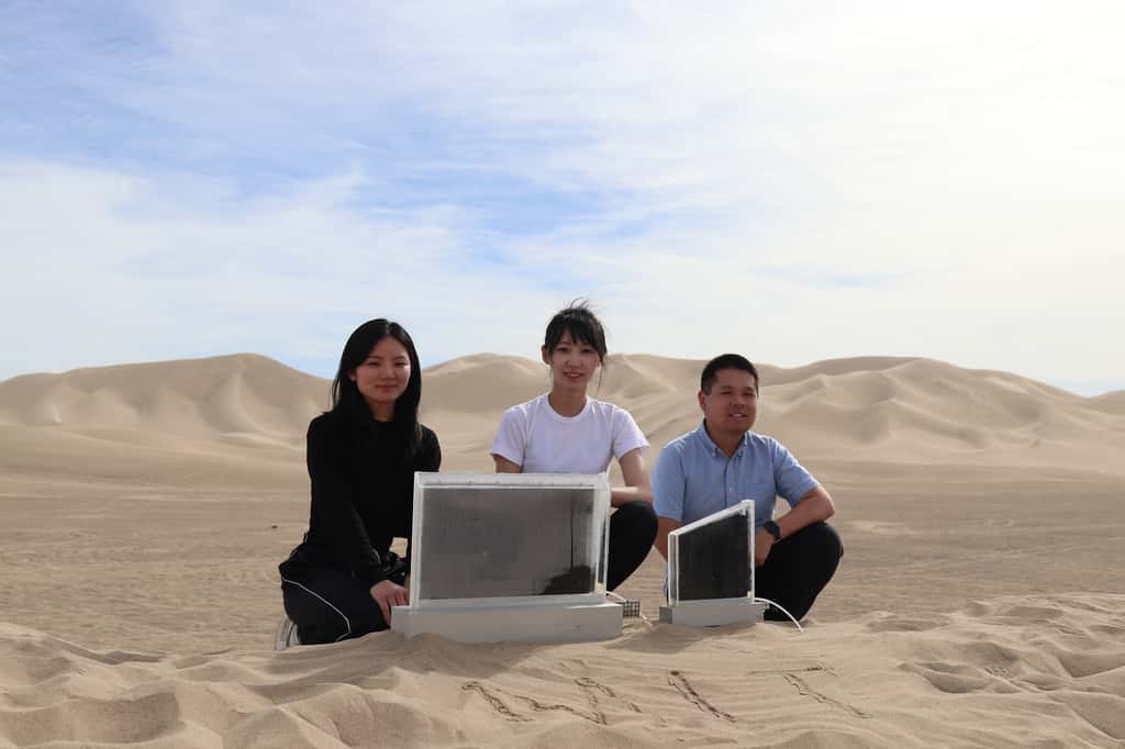 Trois membres de l'équipe (de gauche à droite) : Shucong Li, Chang Liu et Wiao-Yun Yan, avec deux récupérateurs d'eau. © MIT
